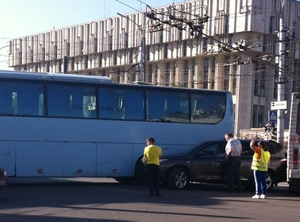 В центре Тулы столкнулись автобус, троллейбус и легковушка