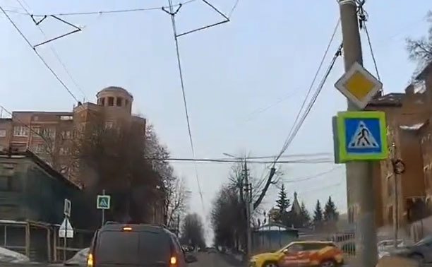 На ул. Ф. Энгельса торопливый водитель едва не устроил ДТП