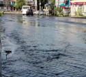 В Пролетарском районе Тулы затопило улицы и дворы: вода хлещет из колодцев