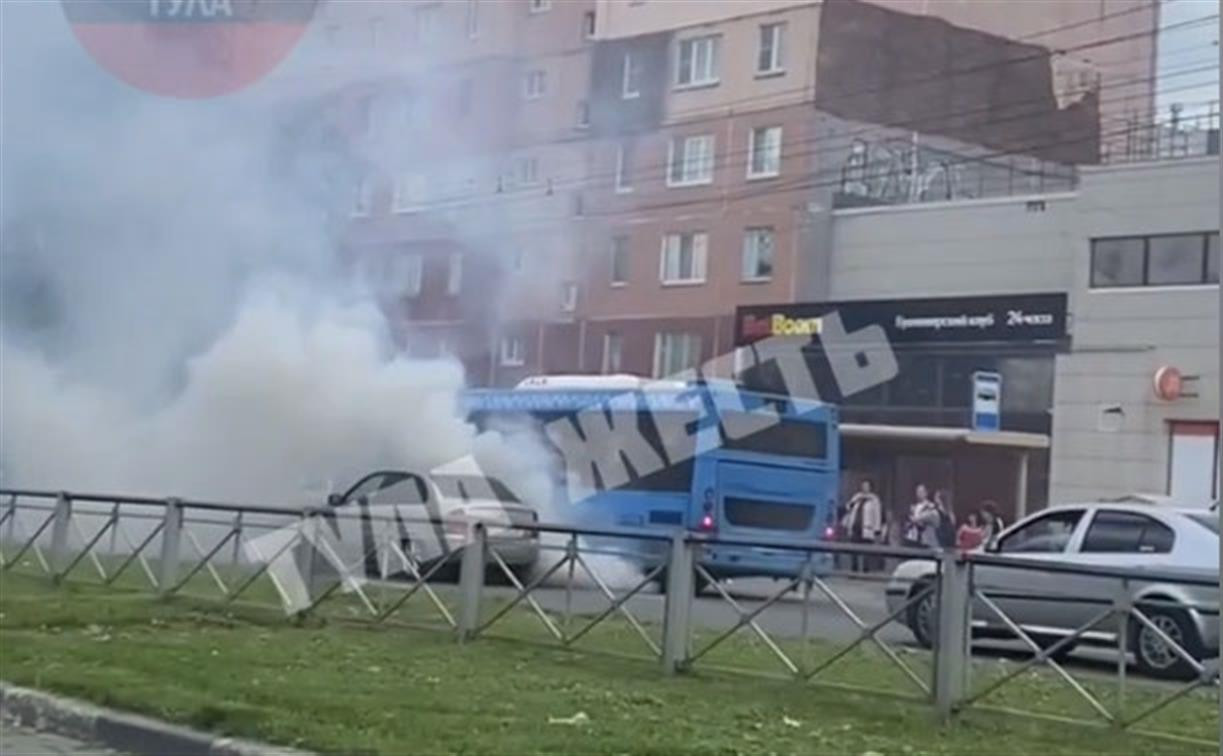 Не опять, а снова: на ул. Ложевой в Туле автобус выпустил «дымовую завесу»