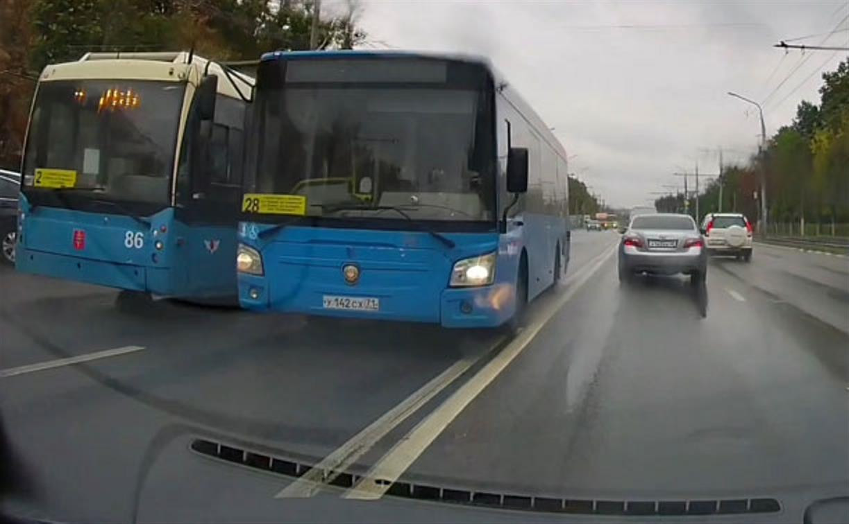 «Накажи автохама»: в Туле водитель автобуса опасно обогнал троллейбус