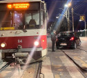 В Туле на ул. Н. Руднева трамвай выбил стекло «Ниссану»