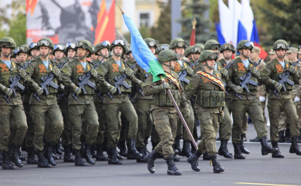 В Туле на площади Ленина прошел военный парад