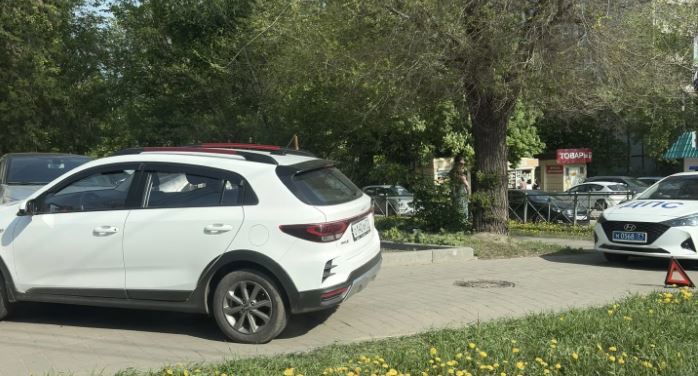 На ул. Ф. Энгельса автоледи на Kia Rio вылетела на тротуар