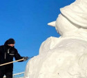 Алексинец Владимир Филатов вылепил огромного снеговика в столичном парке Горького