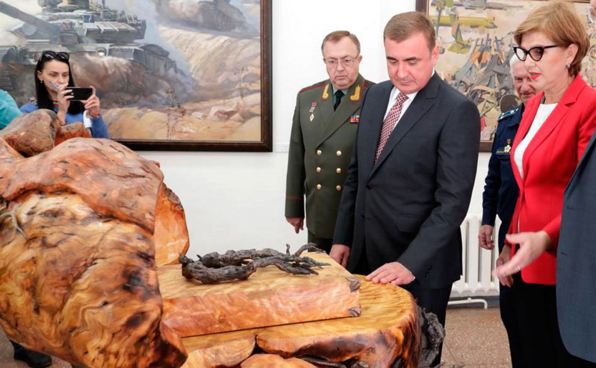 В Туле открылась выставка военных произведений, организованная Минобороны России