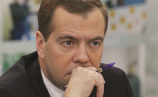 Премьер РФ Дмитрий Медведев обещал продлить программу выплат маткапитала