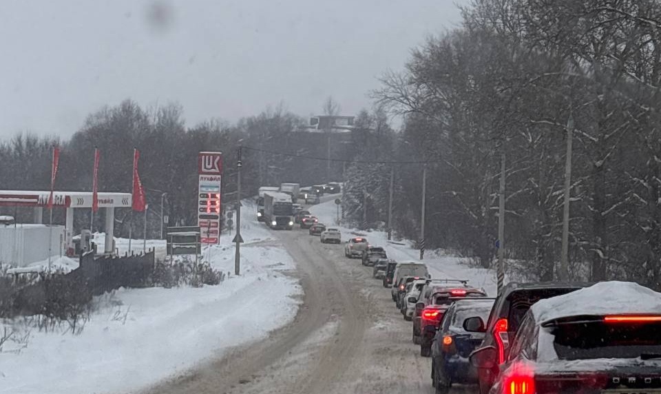 Грузовикам запретили въезд в Тулу из-за мощного снегопада 