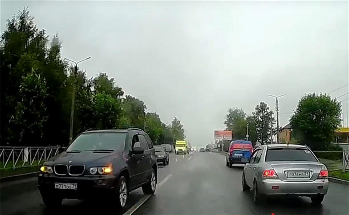 «Накажи автохама»: в Щекино торопливый водитель BMW едва не спровоцировал ДТП