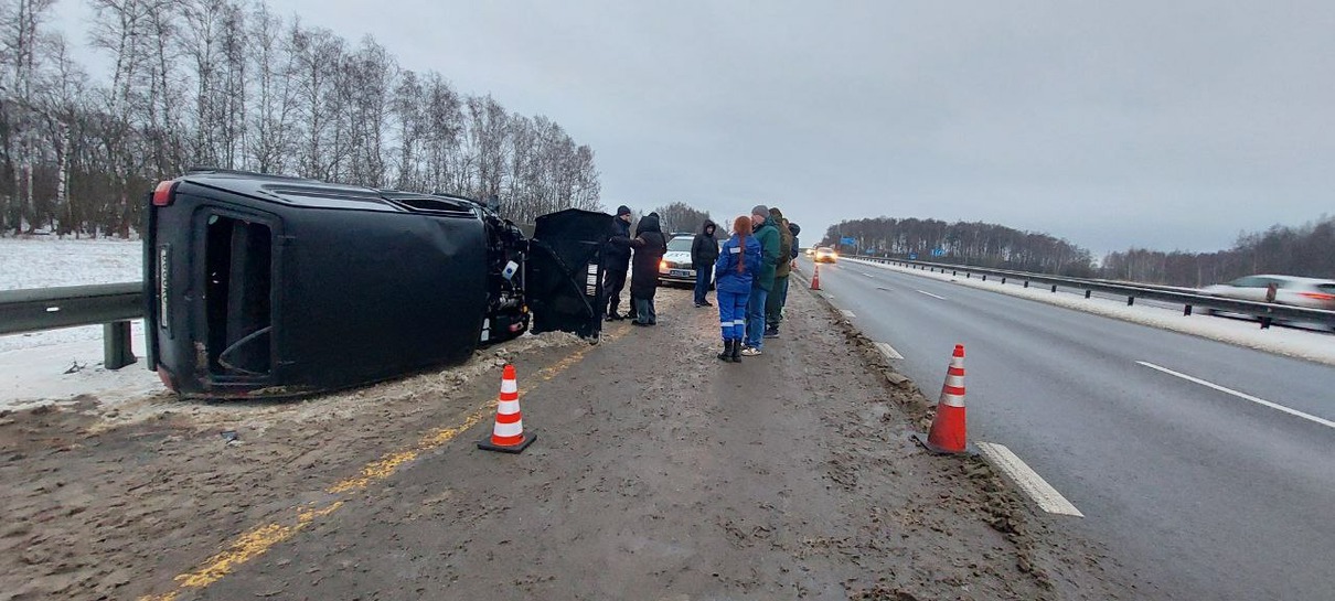 В Веневском районе минивэн перевернулся от удара с Lada