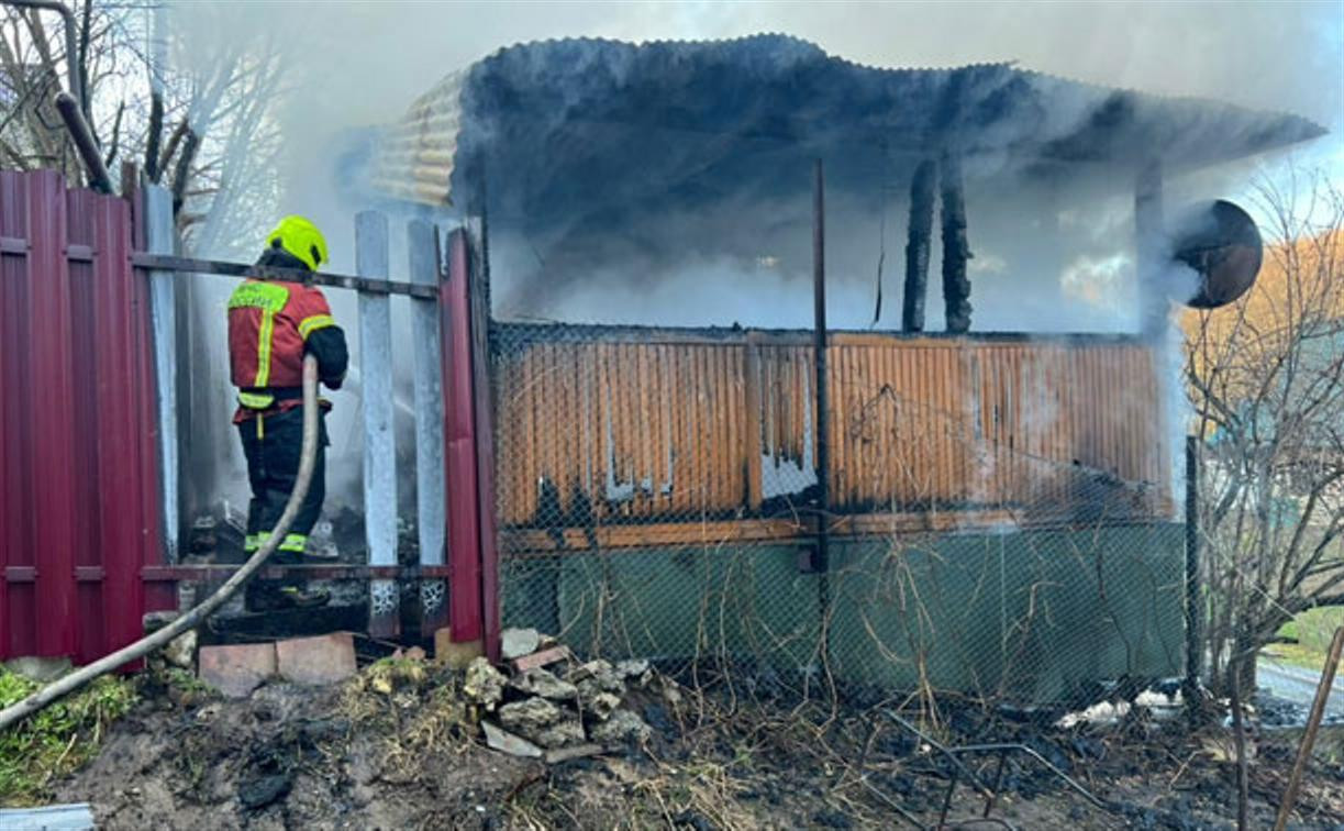 При пожаре на даче в Заокском районе пострадал пенсионер
