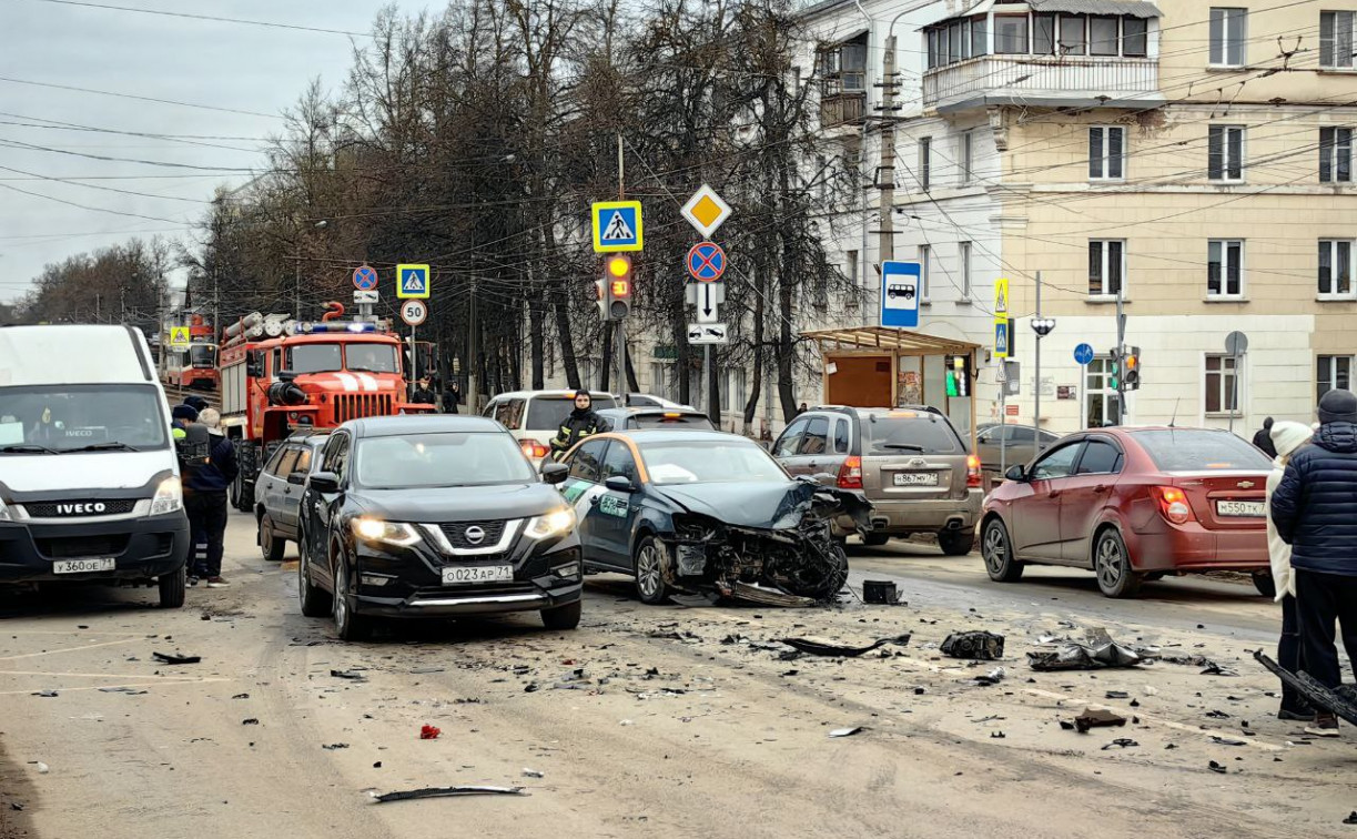 Жесткое ДТП с маршруткой и каршерингом на Металлургов: водителей легковушек госпитализировали