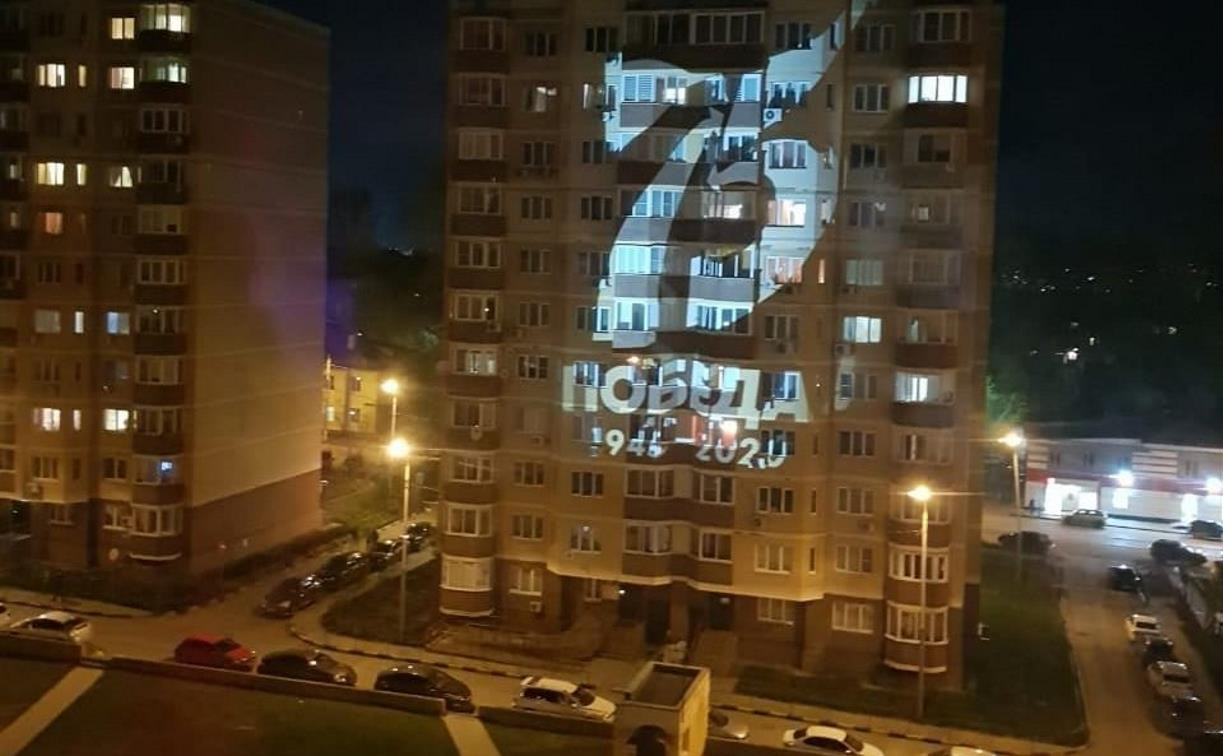 На стенах тульских домов появились световые символы 75-летия Победы