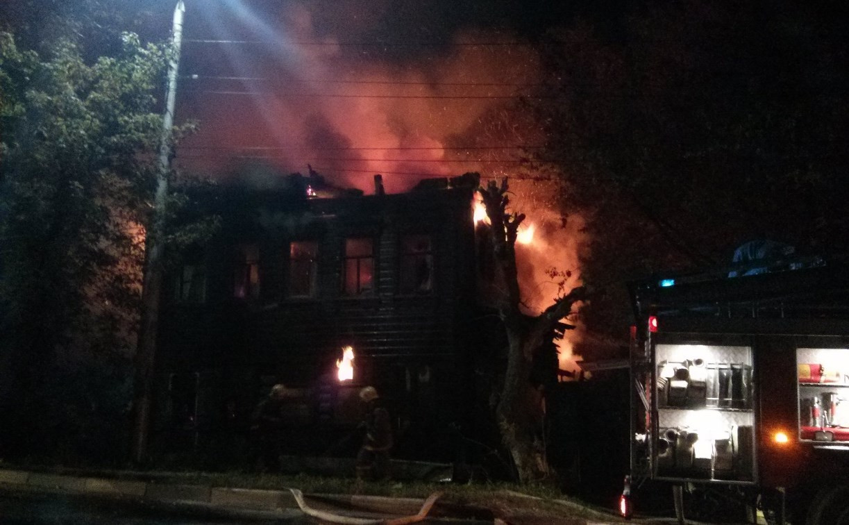 На улице Демидовской в Туле горит двухэтажный дом: фоторепортаж