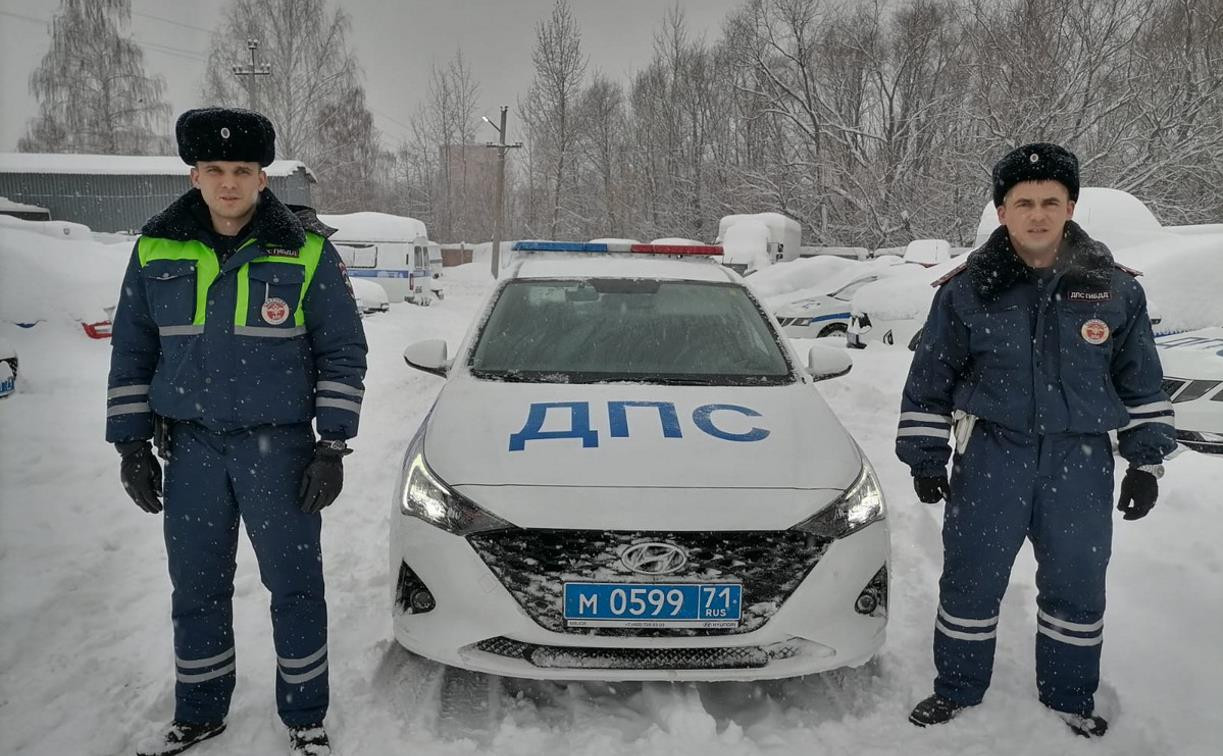 В Туле инспекторы ГИБДД спасли женщину-водителя