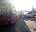 Жесткое ДТП: напротив Комсомольского парка троллейбус «впечатался» в столб 