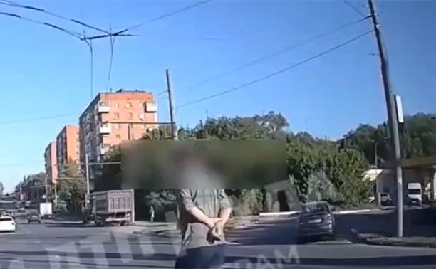 На ул. Ложевой пешеход убрал руки за спину и пошел под колеса