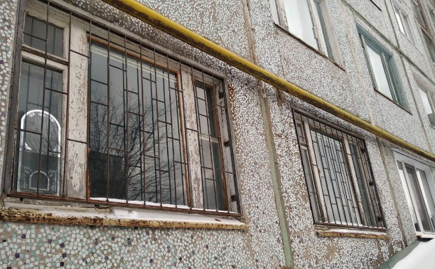 «Разводит костер в квартире и водит бомжей»: жительница Ефремова десятилетиями страдает от асоциального соседа