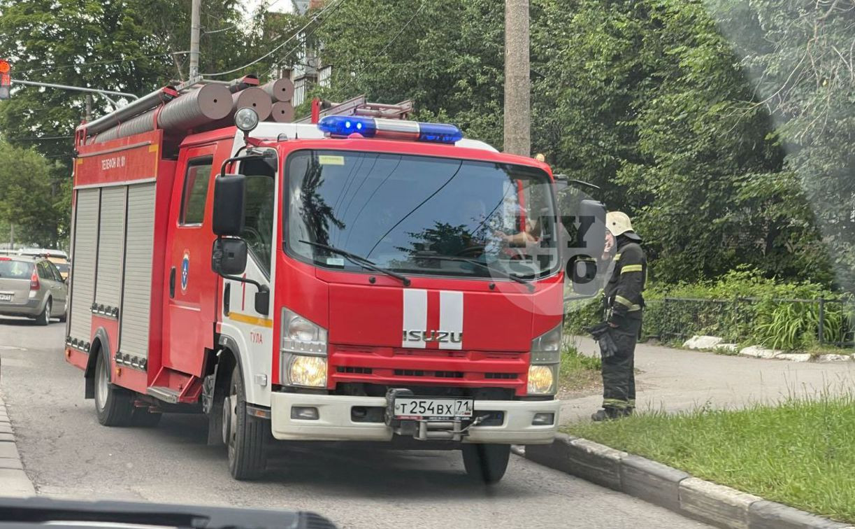 К общежитию ТулГУ прибыли пожарные расчеты