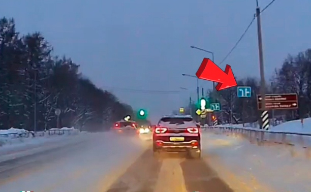 На повороте на Ясную Поляну не все желают соблюдать ПДД