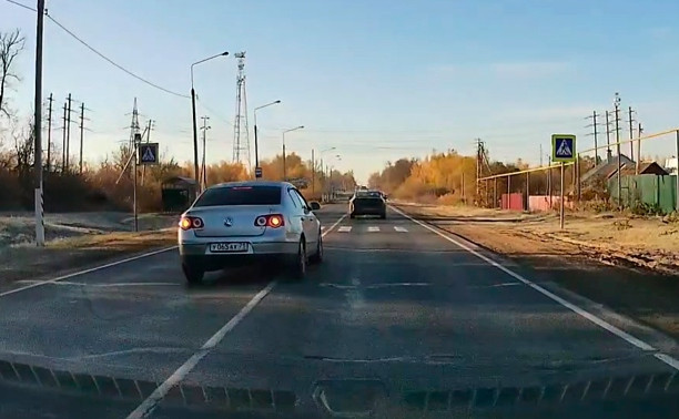 Под Тулой нарушитель ПДД обогнал через сплошную на «зебре», попал на видео очевидца и получил штраф