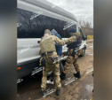 Силовики доставили двоих мигрантов из Средней Азии в военкомат