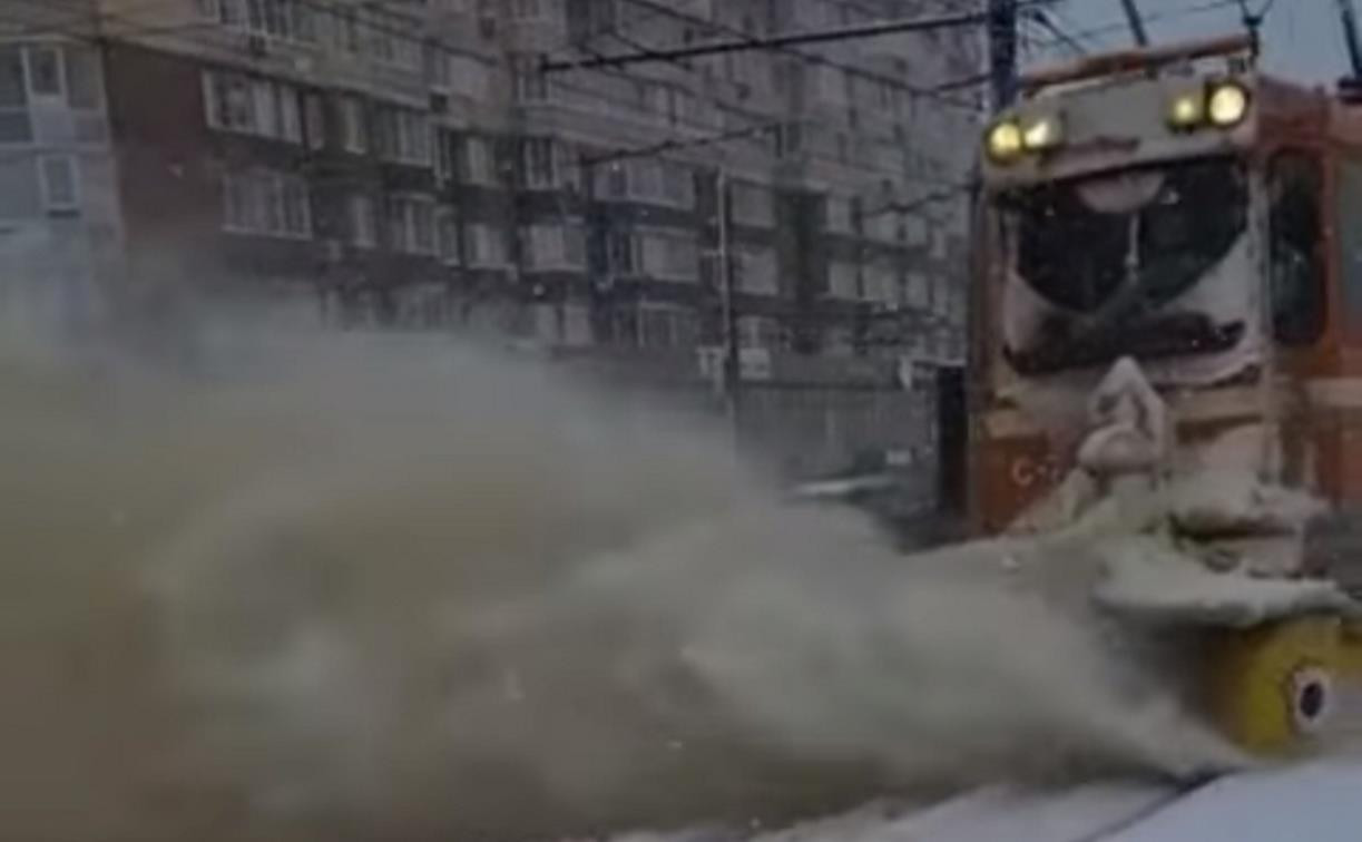 В Туле снегоуборочный трамвай окатил людей снегом: прокуратура проведет проверку
