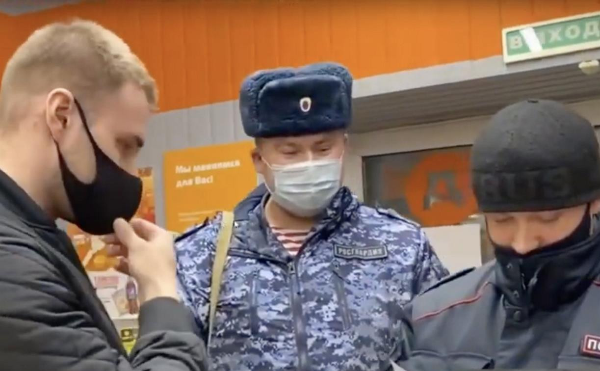 Тульский блогер назвал двух росгвардейцев «быдлом» и «оборотнями»: он выплатит им 20 тысяч рублей