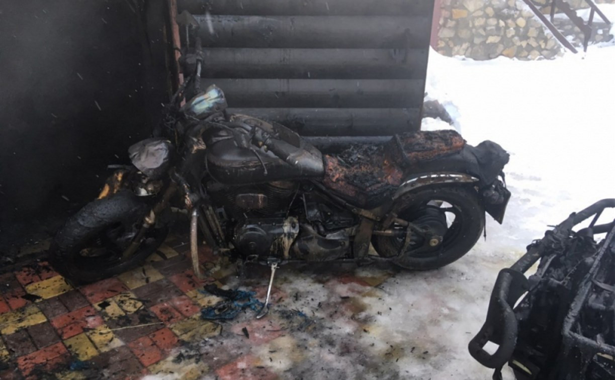 В Туле сгорел гараж с мототехникой