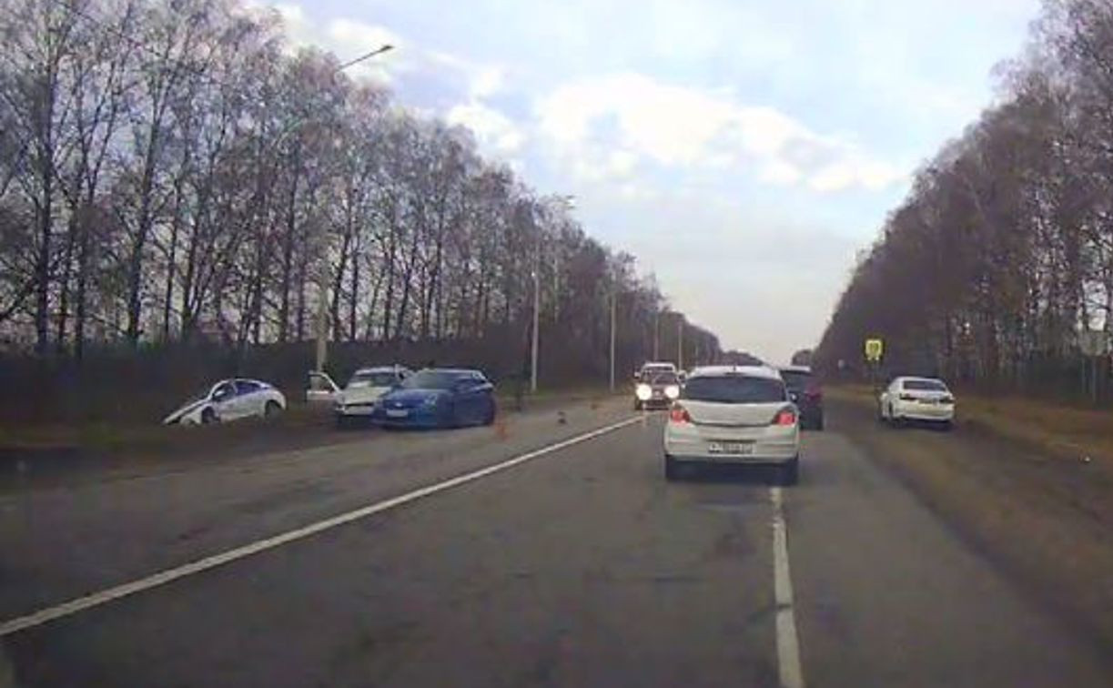На автодороге Тула-Новомосковск два автомобиля столкнулись с патрульным авто