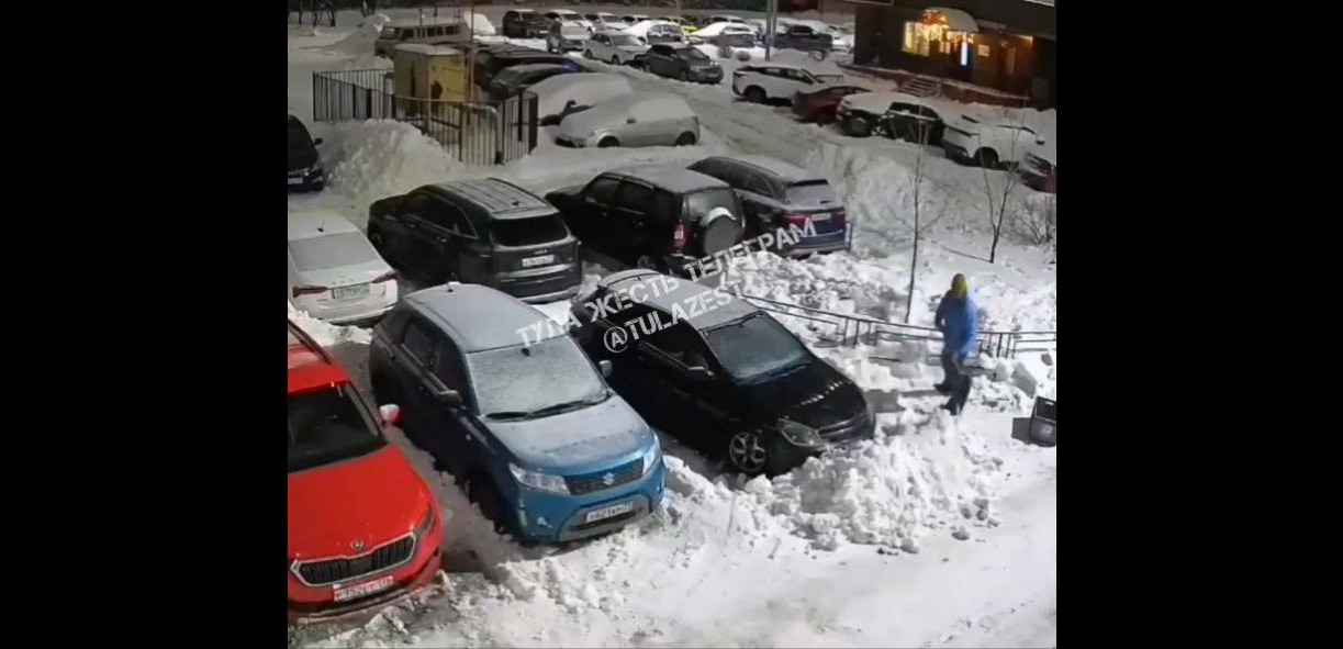 Битва за парковку: на Зеленстрое водитель не поленился засыпать снегом машину соседа