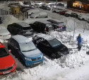 Битва за парковку: на Зеленстрое водитель не поленился засыпать снегом машину соседа