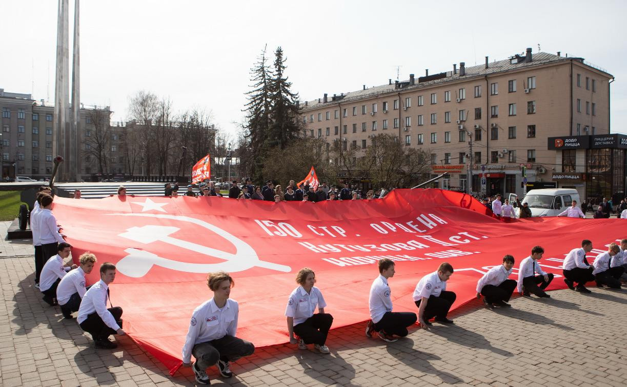 В Туле развернули огромную копию Знамени Победы: фоторепортаж