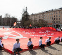 В Туле развернули огромную копию Знамени Победы: фоторепортаж
