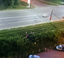 На проспекте Ленина «Тойота» после столкновения с «Опелем» улетела в кусты