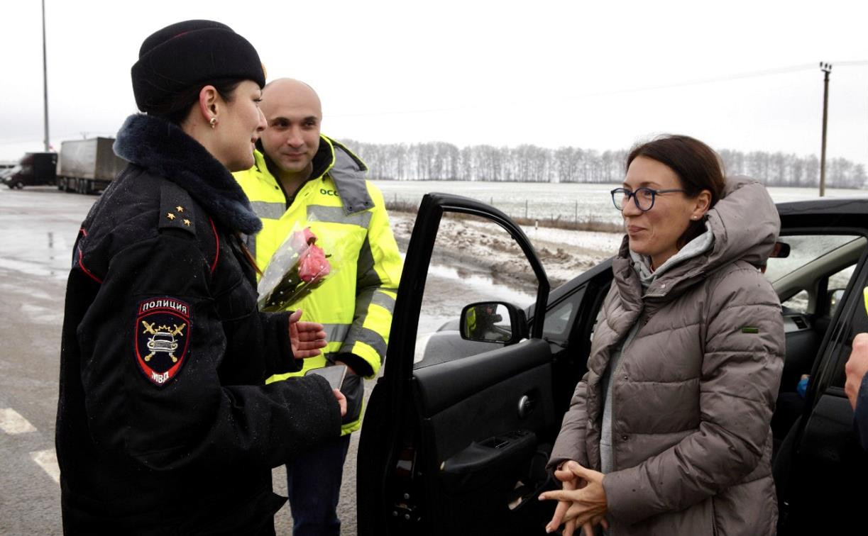 Сотрудники ГИБДД поздравили тулячек с Днём матери: фоторепортаж