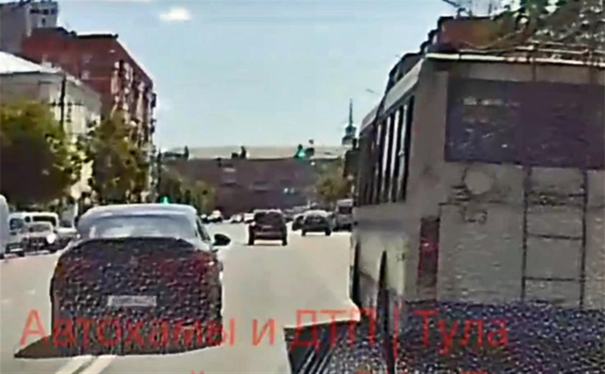 На Красноармейском проспекте Mercedes-Benz аккуратно объехал троллейбус по встречке