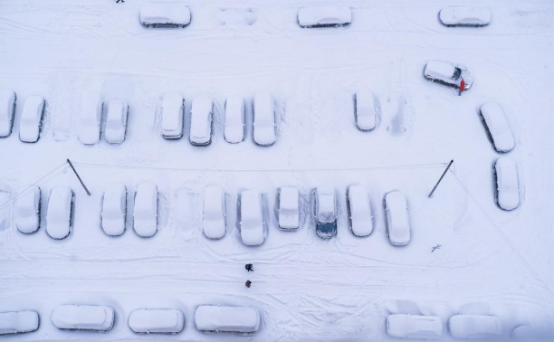 Внедорожники тянут фуру, а пассажиры толкают маршрутку: снежная взаимопомощь в Туле
