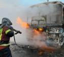 В центре Новомосковска сгорел автобус