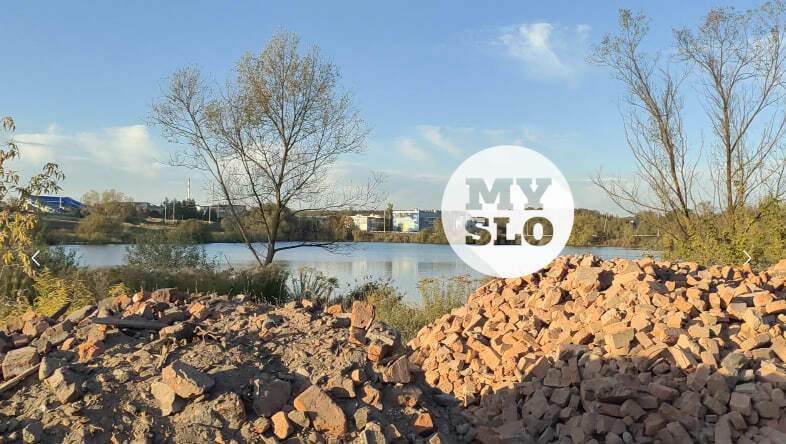 Берег пруда в Харино «украсили» строительным мусором 