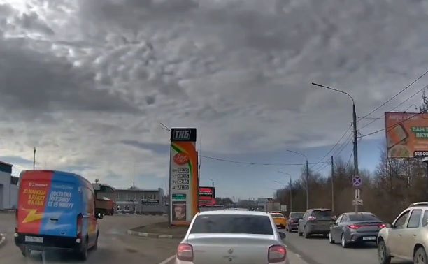 Водитель доставки показал, как «экономить время» на ул. Рязанской