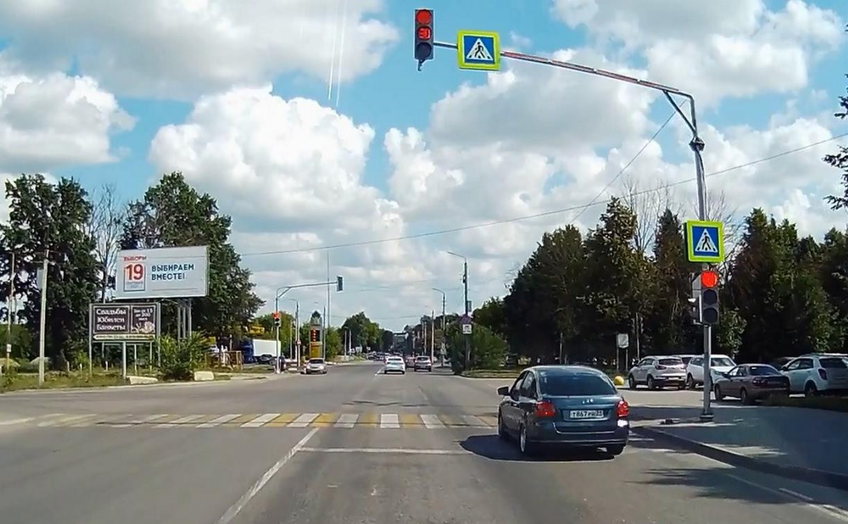 «Накажи автохама»: на Одоевском шоссе «Лада Гранта» нагло пролетела на красный