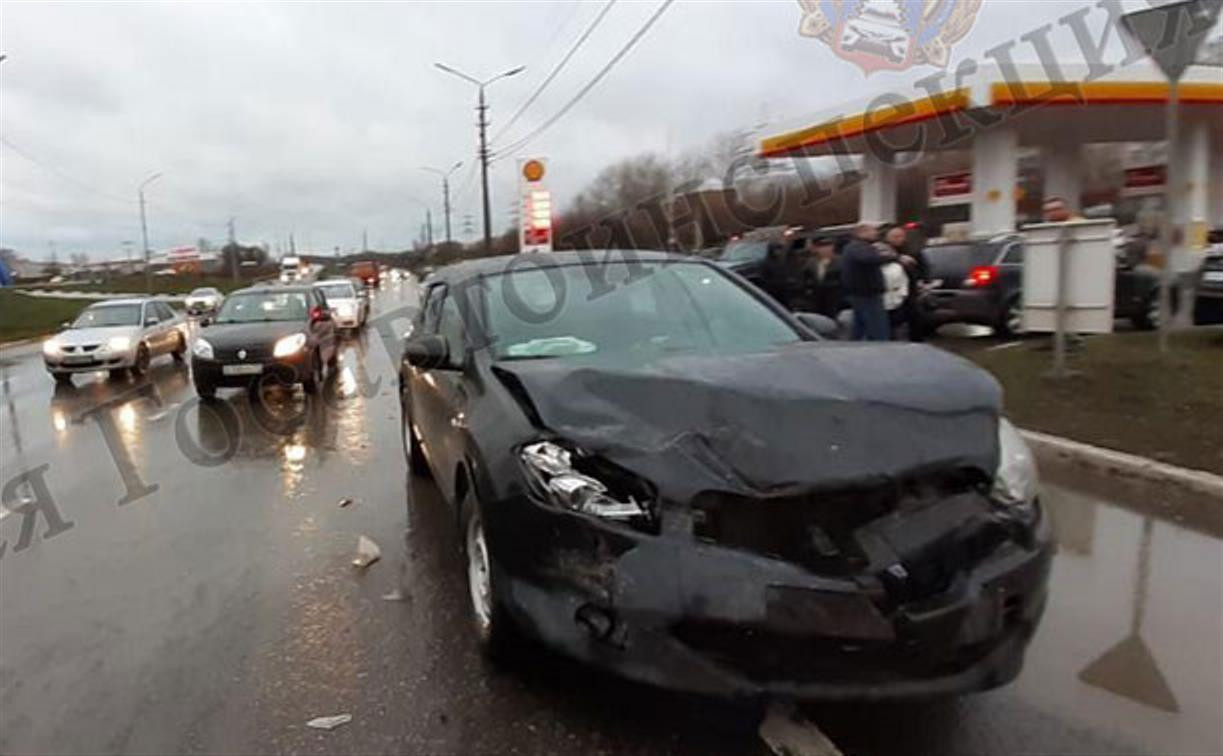 На ул. Рязанской в Туле снова произошло ДТП: Hyundai влетел в Nissan