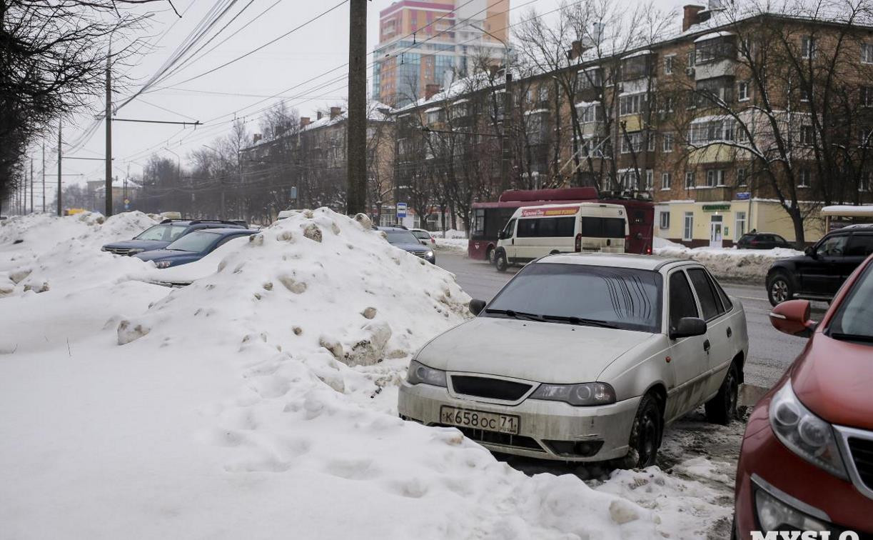 Грязь и слякоть: на тульских улицах скопились горы снега