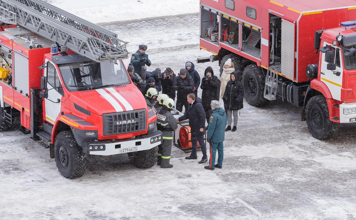 Алексей Дюмин передал сотрудникам МЧС восемь новых автомобилей