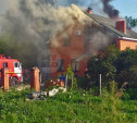 Горящий в поселке Рудаково дом тушили 7 пожарных расчетов