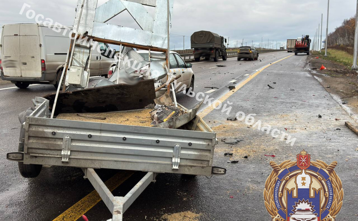 В Веневском районе водитель Geely снес на трассе прицеп Lada и пешехода