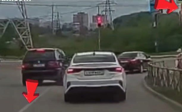 В Туле водитель BMW проехал по встречке, на красный