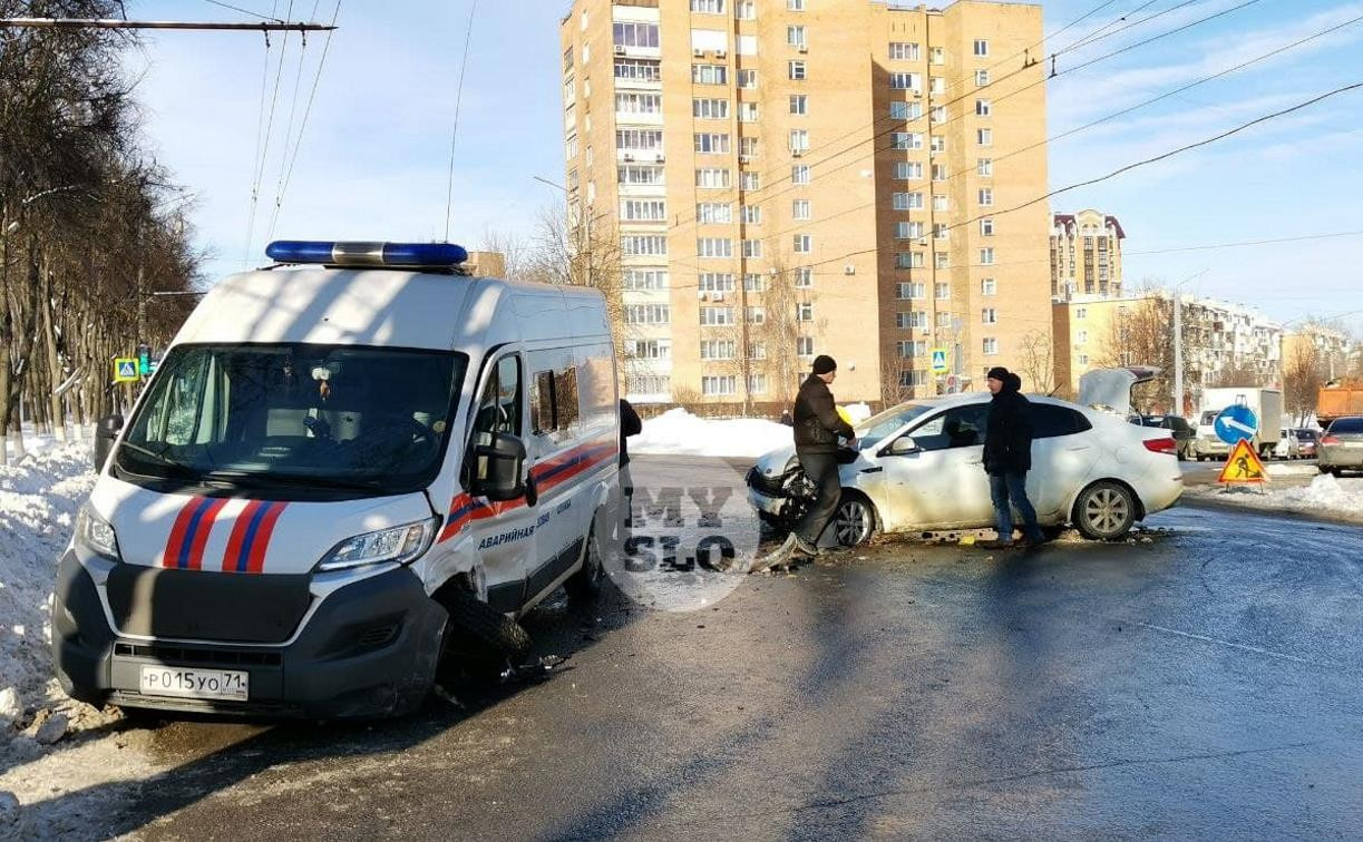 Автомобиль газовой службы попал в ДТП на ул. Первомайской и потерял колесо