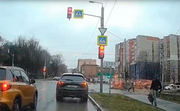 На ул. Демонстрации засняли странного водителя